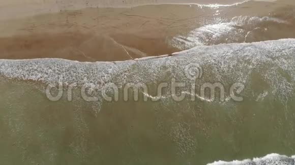 海滩有海水和海浪鸟瞰加那利群岛兰萨罗特的俯视图视频的预览图