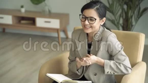 商务女性在办公室里与同事或客户打手势和交谈视频的预览图