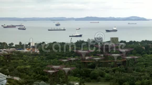 新加坡海峡的船只视频的预览图