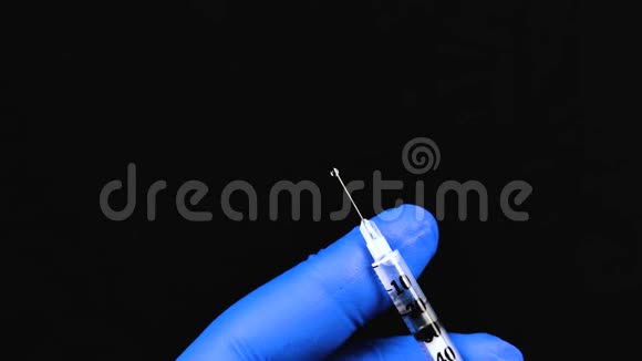 注射器手握手掌或手指注射带针的药物接种设备护士或医生液体药物或i视频的预览图