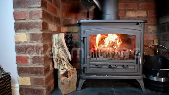 柴火炉用四季木材燃烧煤和木材视频的预览图