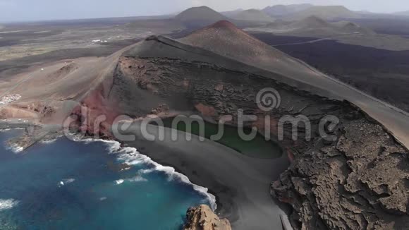火山口与一个绿色湖泊附近的埃尔戈沃兰萨罗特西班牙空中景观视频的预览图