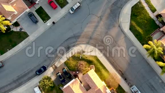 梅尼菲社区的鸟瞰图日落时的维拉住宅区视频的预览图
