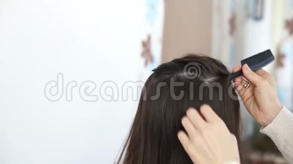 理发师把头发分开视频的预览图