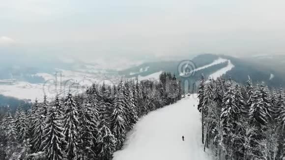 令人惊叹的高山滑雪道空中景观视频的预览图