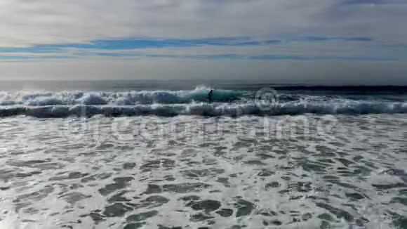 在拉荷亚享受海浪的鸟瞰图视频的预览图