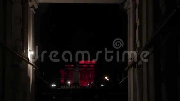 大学大楼在晚上视频的预览图