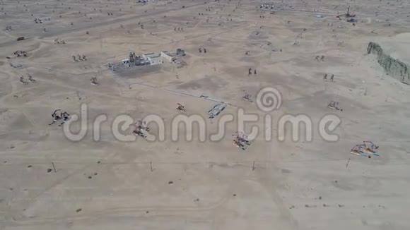 新疆沙漠油田作业及管线鸟瞰图视频的预览图