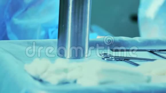 术中双手紧闭手术护士一桌护士从外科医生手里拿着仪器视频的预览图