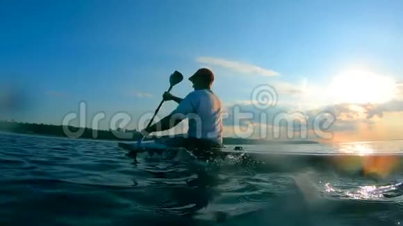 日落河和一个人在河对岸划船视频的预览图