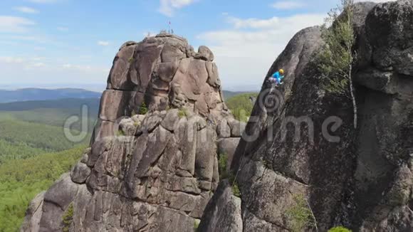 登山比赛运动员爬到顶端视频的预览图