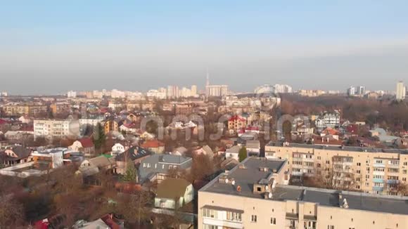空中城市景观和贫困地区视频的预览图