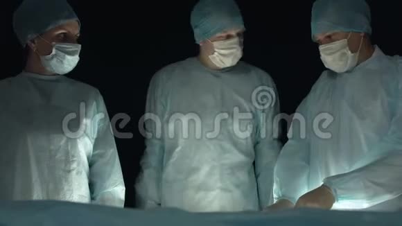 外科医生在手术过程中对病人进行手术医生用手术刀和强制切割病人组织助理视频的预览图