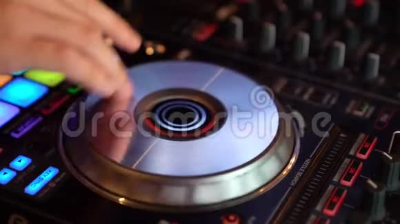 DJ混合控制台手节日的音乐视频的预览图