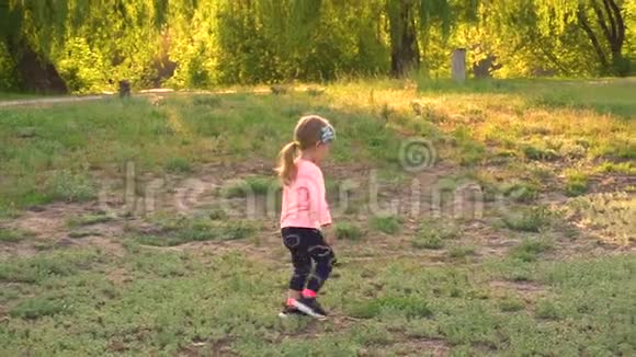 一个快乐的小女孩在公园里慢悠悠地跑着视频的预览图