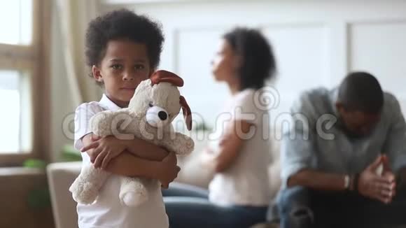 伤心的男孩拿着玩具看相机离婚和孩子视频的预览图