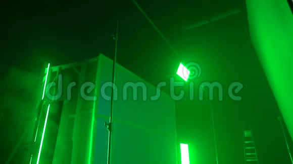 工作室绿色照明设备视频的预览图