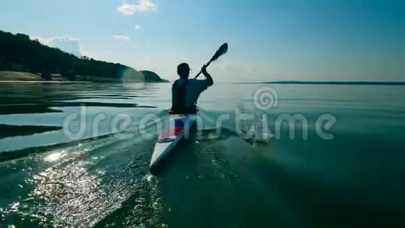 船夫在水中划桨的背面视频的预览图