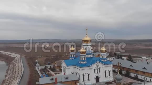 在夏夜拍摄的ChuvashiaTsivilsk市的教堂及其修道院的元素视频的预览图