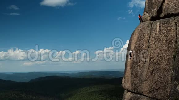 登山比赛两个攀岩者爬上山顶视频的预览图