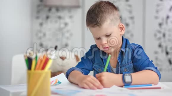 自信有才华可爱的小男孩用彩色铅笔画图片中等特写视频的预览图