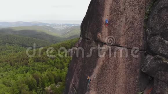 两个登山者在垂直墙上攀登视频的预览图