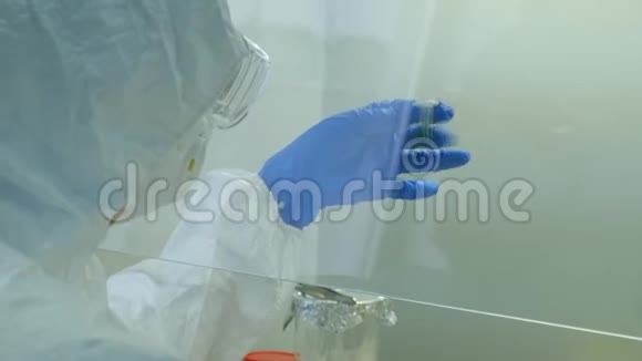实验室的病毒学家在试管中观察疫苗关于沉积物的瓶子晃动视频的预览图