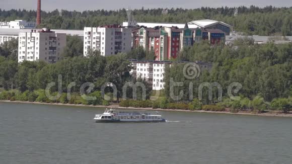 乘船浮在城市池塘上在阳光明媚的日子里乘船游览城市旅行概念视频的预览图