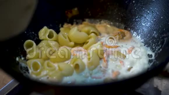 在煎锅上放酱汁的虾做意大利面做饭4K视频的预览图