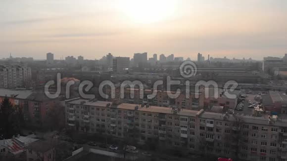 空中城市景观全景烟雾视频的预览图
