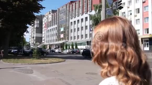少女行走城市街道夏日日落视频的预览图