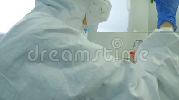 实验室的病毒学家在试管中观察疫苗关于沉积物的瓶子晃动视频的预览图