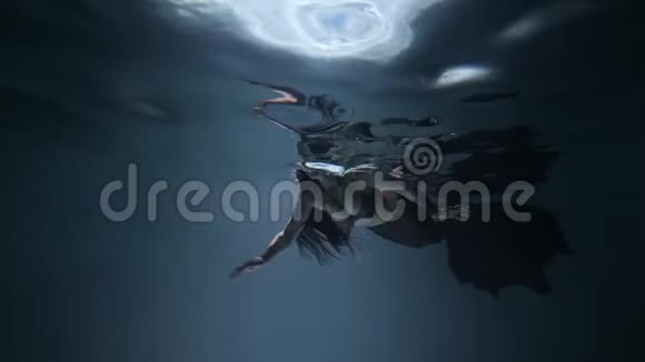 黑色美人鱼水下女孩与尾巴视频的预览图