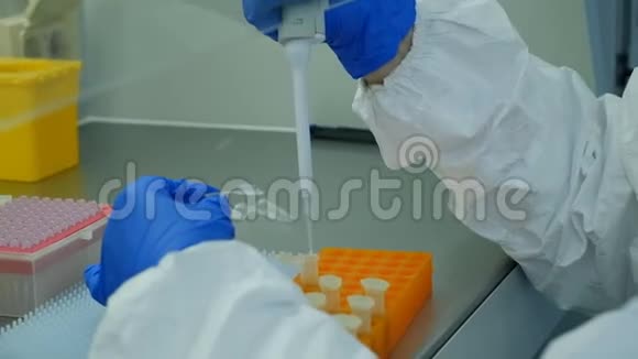 一位病毒学家在一个带有病毒疫苗的实验室工作他在实验室的吸管里装满了疫苗视频的预览图