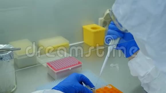一位病毒学家在一个带有病毒疫苗的实验室工作他在实验室的吸管里装满了疫苗视频的预览图