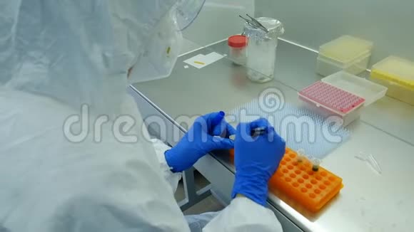 病毒学家研究人员用一种带有疫苗的标记来标记小瓶并在实验室中研究病毒的治疗方法视频的预览图