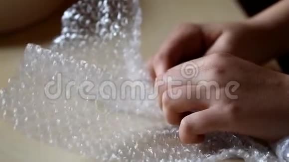 女人的双手用力地压在泡泡纸上视频的预览图