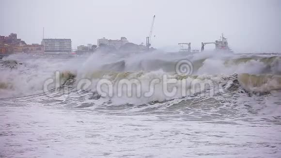 帕拉莫斯小镇附近西班牙海岸的巨浪长曝光镜头视频的预览图
