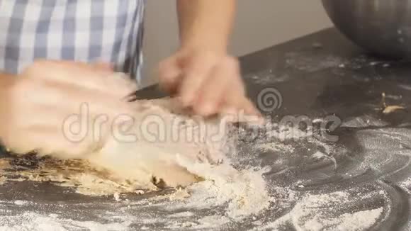 人参厨师的手用灰面粉为烘焙准备面团视频的预览图