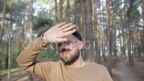 森林里的人正仰望着太阳遮住他的脸视频的预览图