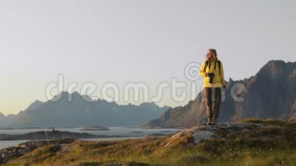 女摄影师放松和欣赏挪威风景视频的预览图