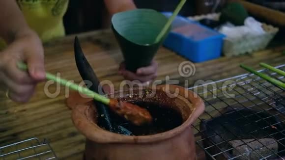 在泰国传统市场购买食物和旅游视频的预览图