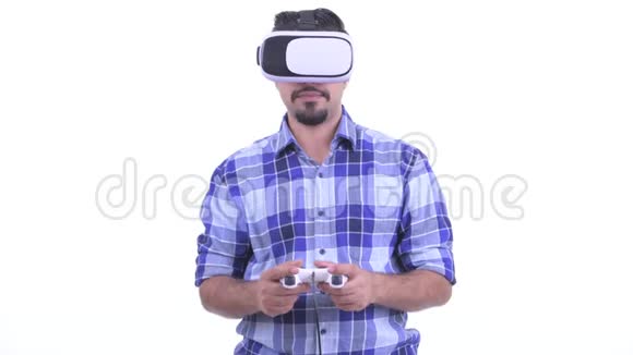 波斯时髦男人玩游戏使用虚拟现实耳机视频的预览图