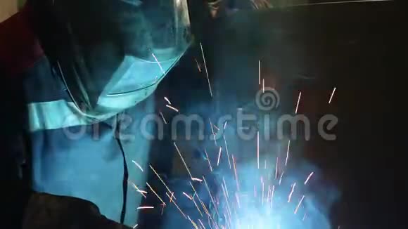 焊工在工厂焊接金属制品视频的预览图