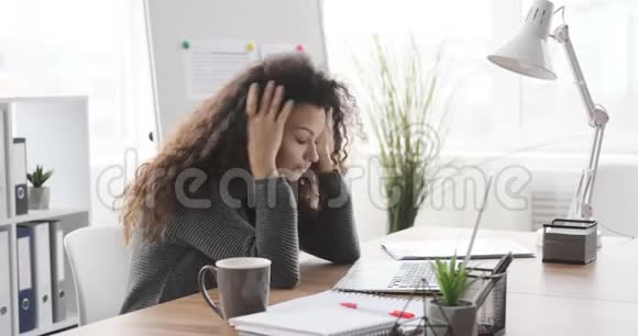 沮丧的女商人关闭办公室笔记本电脑视频的预览图