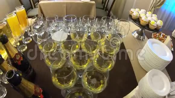 在宴会上完美地将香槟酒杯放在自助餐桌上视频的预览图