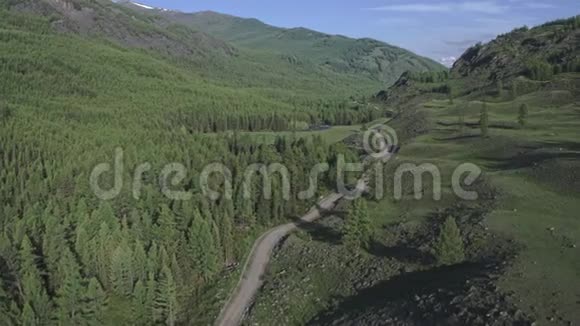 走进雪山森林景观空中拍摄松林路4K视频的预览图