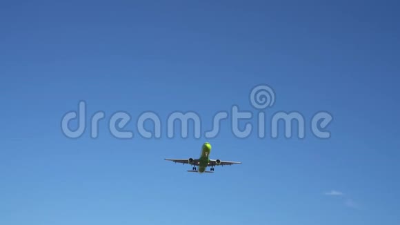 绿色飞机降落在机场飞机来降落视频的预览图