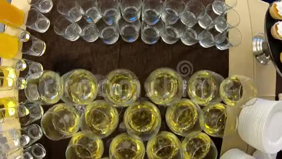在宴会上完美地将香槟酒杯放在自助餐桌上视频的预览图
