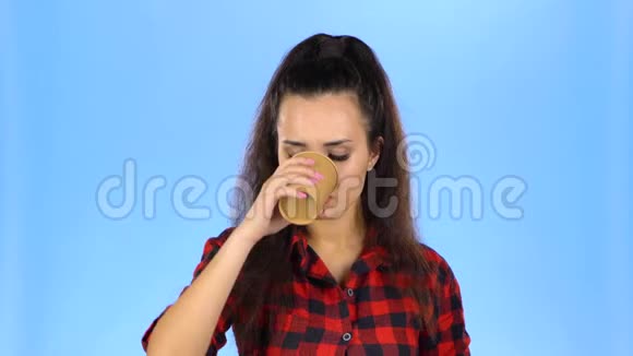 年轻女子从杯子里喝一些不好吃的东西视频的预览图